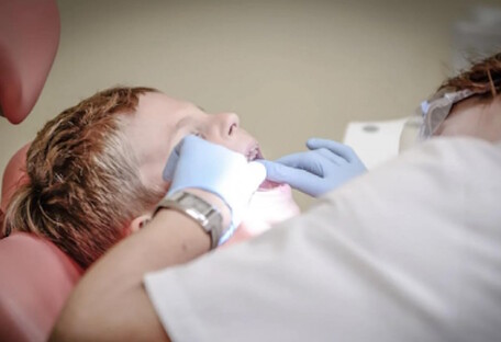 Які шовні матеріали використовують у стоматології