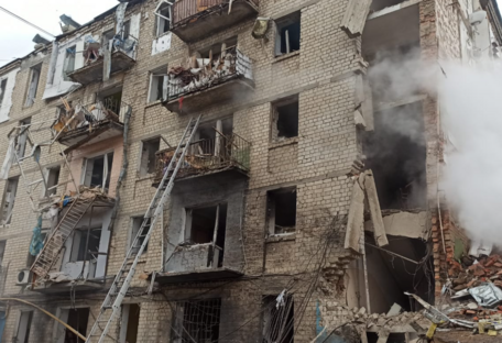 Росіяни прицільно вдарили по житловій забудові у Харкові: є загибла, під завалами люди 