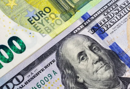 Доллар в обменниках Украины стал дороже накануне выходных
